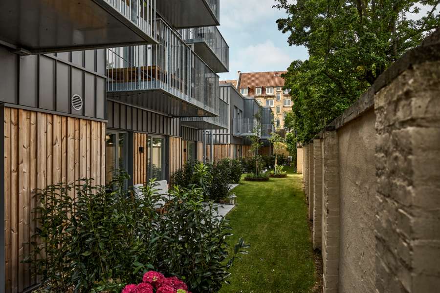 Stålprofiler og træ forenes på facaden af moderne boliger i Aalborg, Badehusvej 1, 9000 Aalborg